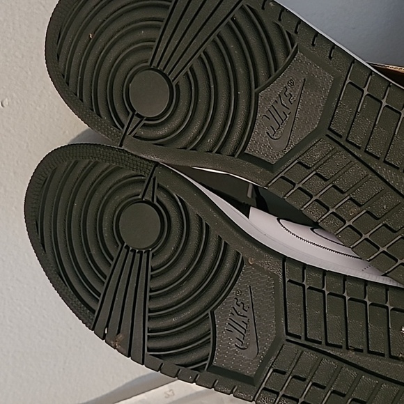 Air Jordan 1 Mid SE Wmns Size 11 Nike Athletic Basketball Sneakers Shoes - Picture 12 of 14